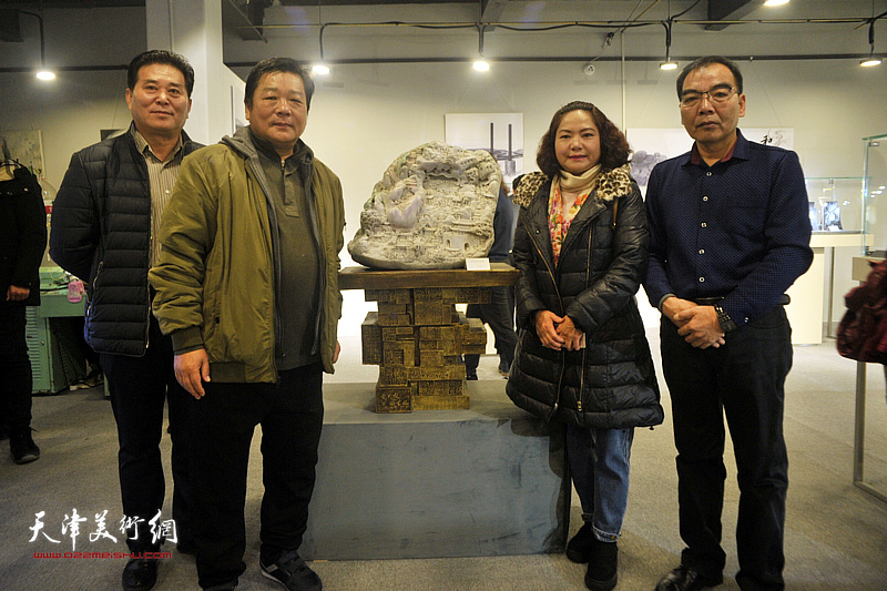 杜雷与任立全、王劲、孙秀云在石雕作品《赶大营风云录》展出现场。
