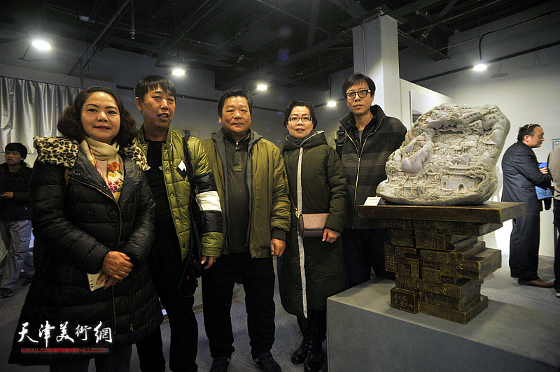左起：孙秀琴、刘福顺、杜雷、姜墨琳、刘红雨在石雕作品《赶大营风云录》展出现场。