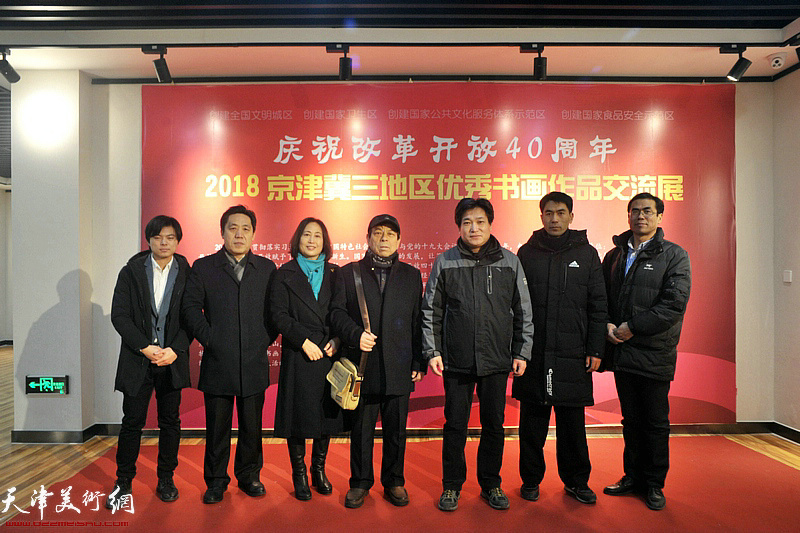 北京市大兴区的领导嘉宾以及部分参展作者在展览现场。