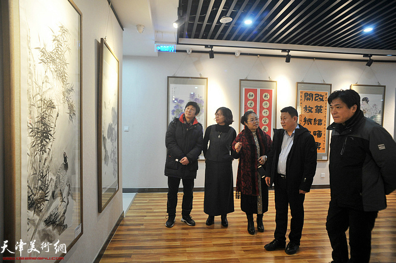 刘慎为、高文申、沈宪民、李富荣、曹广凤观看展出的作品。