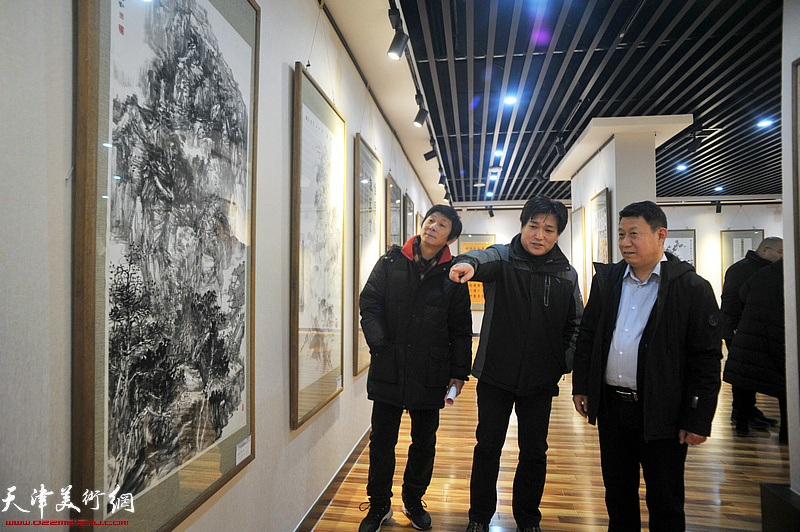 刘慎为、高文申、沈宪民观看展出的作品。