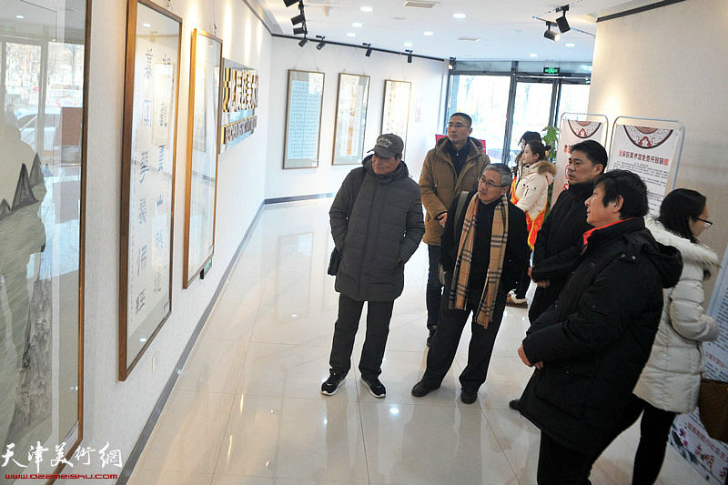 沈宪民、郝金宝、季家松在观看展出的作品。