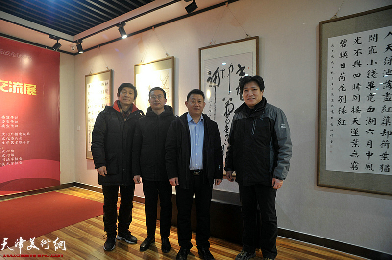 刘慎为、高文申、沈宪民、贾徽在展览现场。
