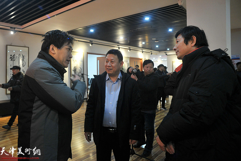 刘慎为、高文申、沈宪民在展览现场交流。