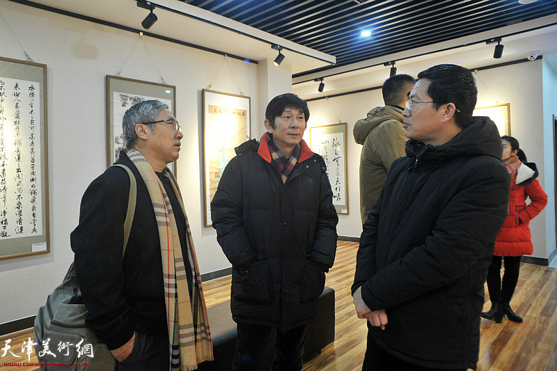 沈宪民、郝金宝、贾徽在展览现场交流。