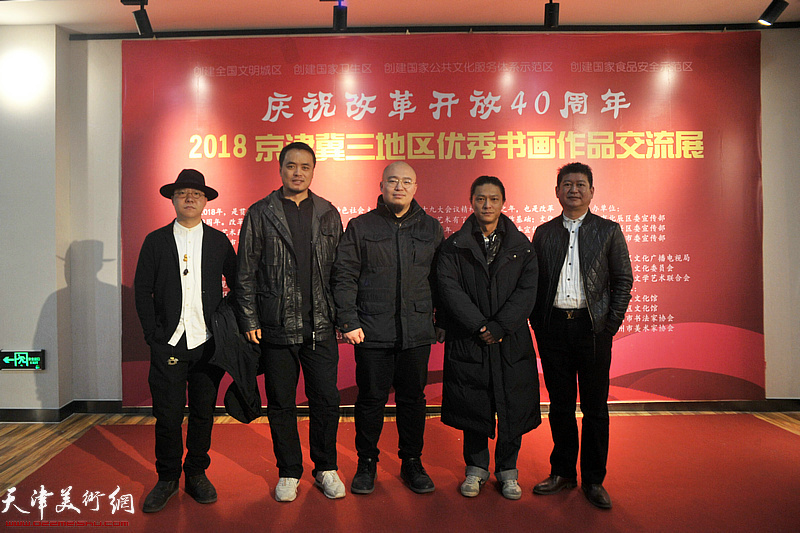 左起：刘天艺、张存彪、宋鹏、姚铸、石建军在展览现场。