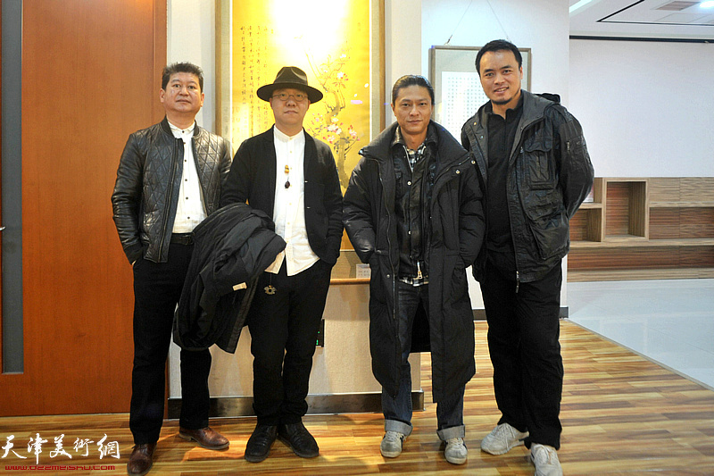 左起：石建军、刘天艺、姚铸、张存彪在展览现场。
