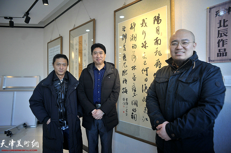左起：姚铸、贾振江、宋鹏在展览现场。