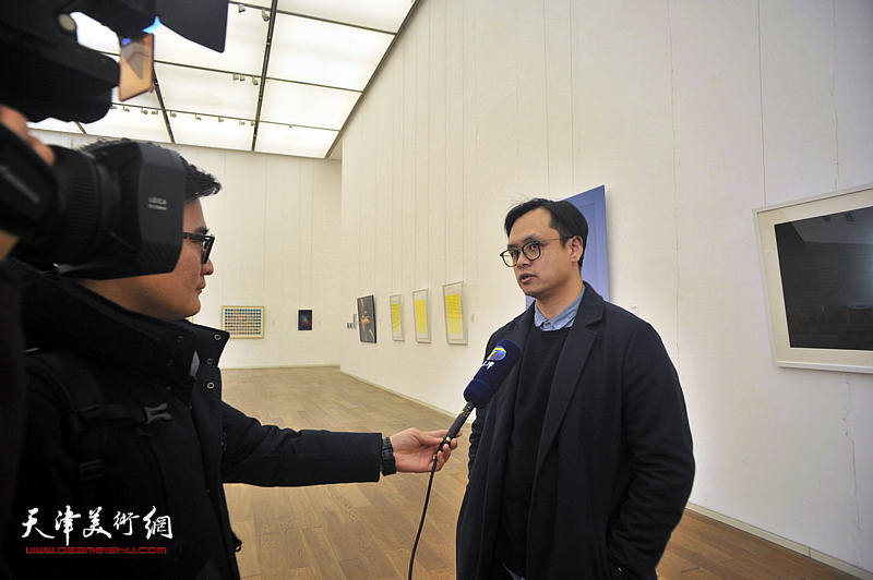 清华大学美术学院副教授、博士生导师、展览执行策展人邓岩接受媒体采访。