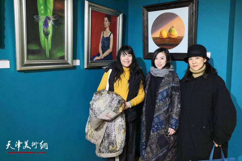 图为史振岭、刘莉莉、王霞、刘晴在展览现场。