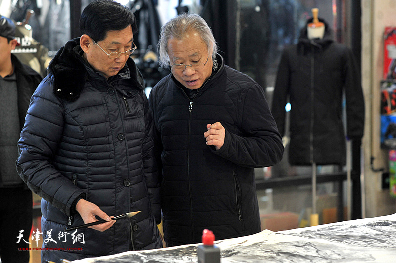 王金厚、钱桂芳在活动现场交流画艺。