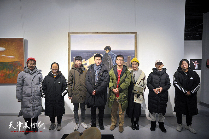 周沛文、贲鹏、刘艳荣等参展青年艺术家在画展现场。