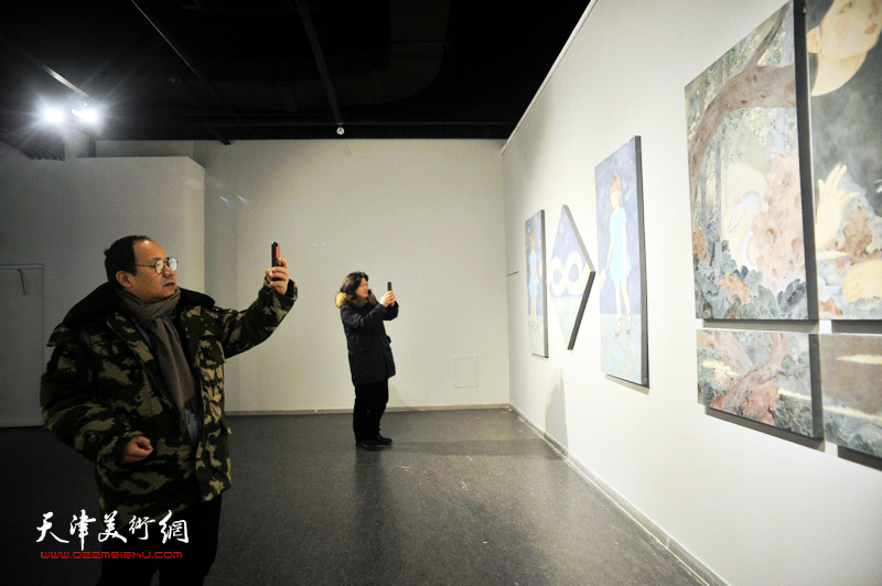 “呼·幻”青年艺术作品综合展现场。