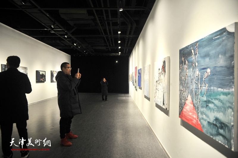 “呼·幻”青年艺术作品综合展现场。
