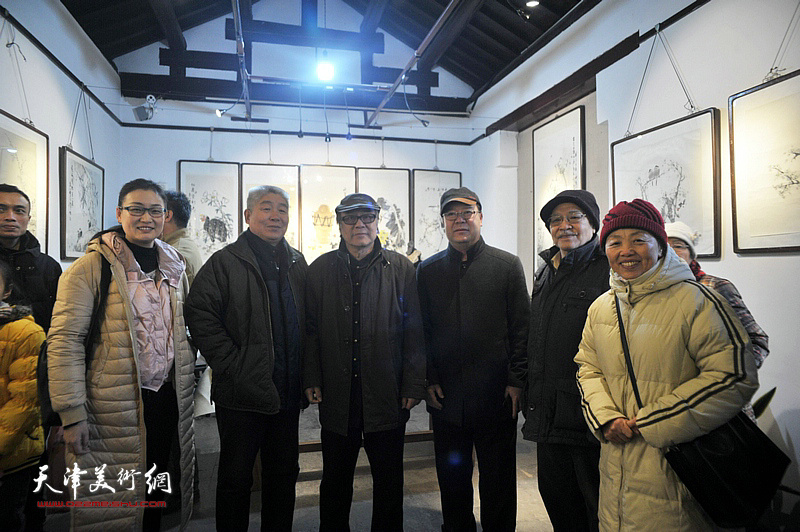 郭书仁与高杰、杨长曙、徐凌云等来宾在画展现场。