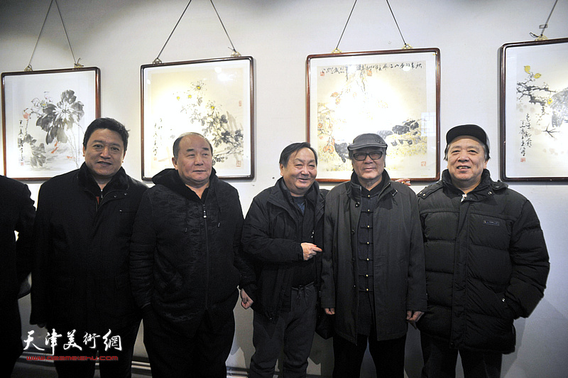 左起：单连辰、李建华、王秀琪、郭书仁、纪荣耀在画展现场。