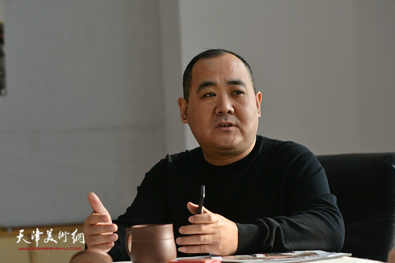 天津市今晚文化传播有限公司总经理刘忠荣在制作现场。