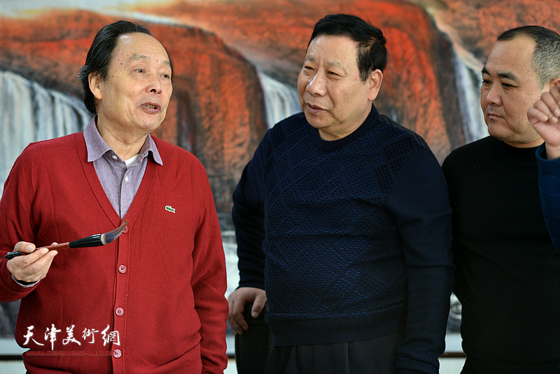 向中林与杨利民、刘忠荣在制作现场。