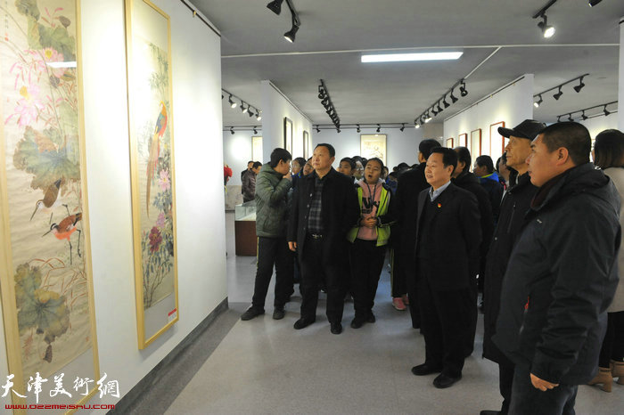 赵余钊、王庆德、刘树亮、徐树芝、蔡志敏等与广大师生在画展现场观看展出的作品。