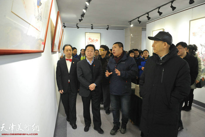 赵余钊在画展现场向嘉宾介绍展出的作品。