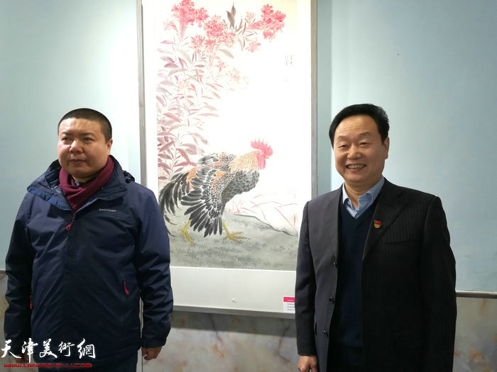 左起：赵余钊、刘树亮在画展现场。