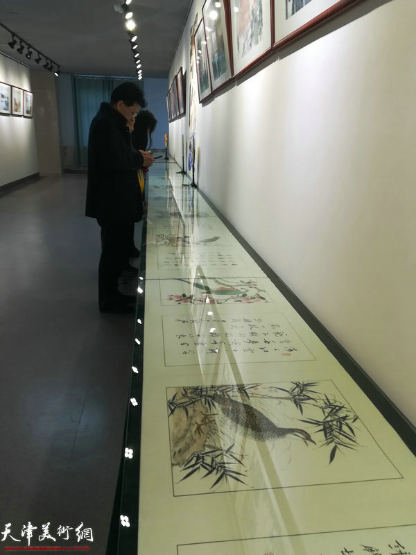 来宾观赏展出的赵余钊作品。