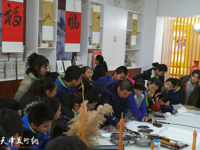 赵余钊老师在芥子园大讲堂为浞景学校的学生示范中国画技法