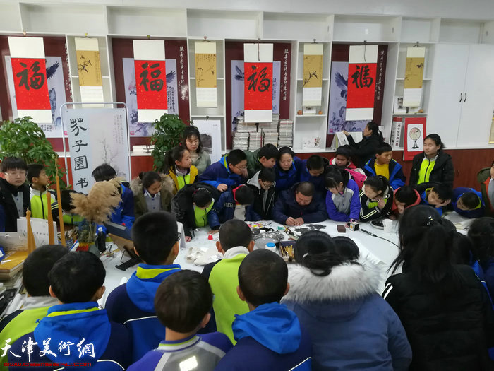 赵余钊老师在芥子园大讲堂为浞景学校的学生示范中国画技法