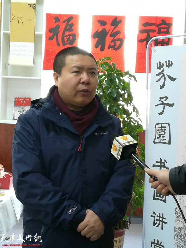 赵余钊老师在展览现场接受媒体采访。