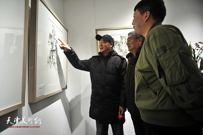 马寒松先生、张佩钢先生在观赏展出的作品。