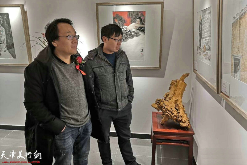 张晓彦先生、张枕石先生在观赏展出的作品。