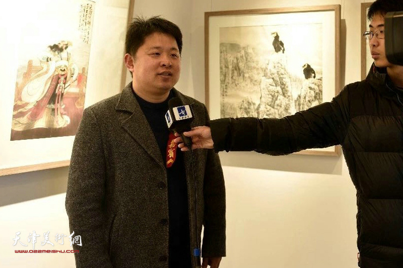 郭智文先生在展览现场接受媒体采访。