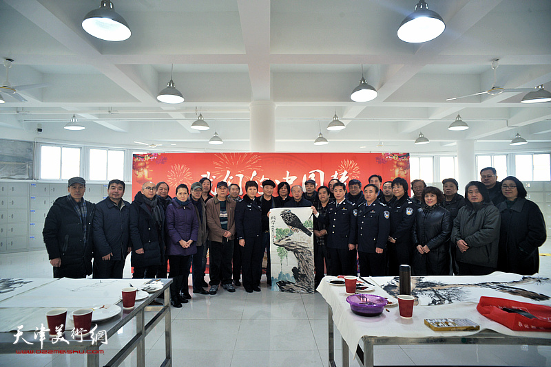 天津市美术家协会红色轻骑兵艺术小分队到双口戒毒所慰问一线戒毒警察。