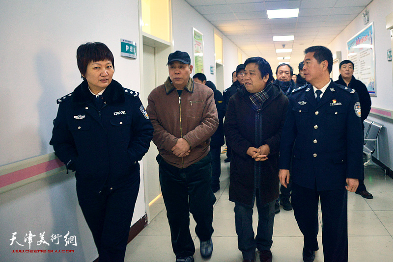 天津市美术家协会红色轻骑兵艺术小分队到双口戒毒所慰问一线戒毒警察。