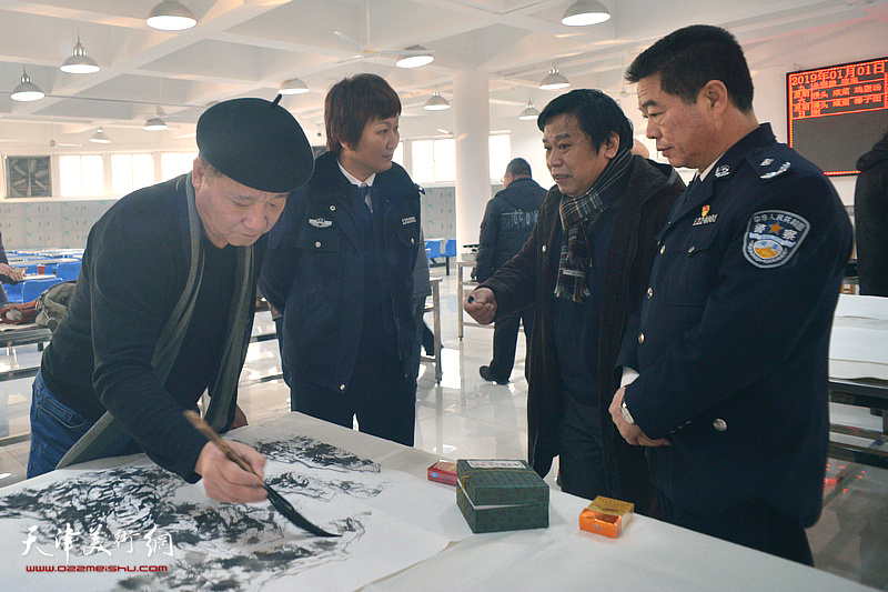李耀春、皮志刚、冯力、刘文清在慰问活动现场创作。