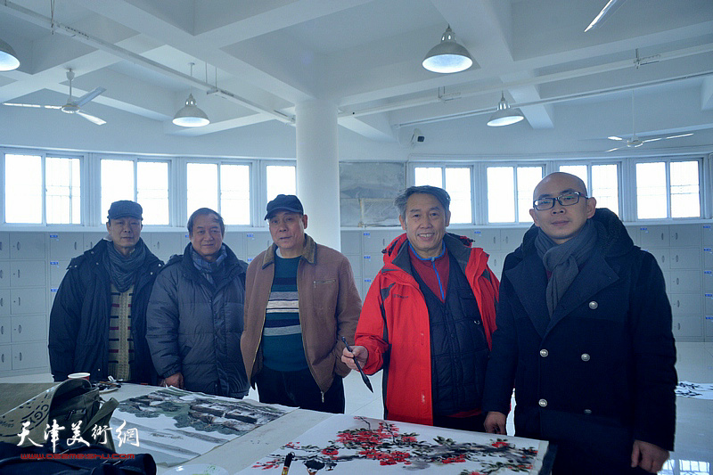 左起：李克、魏志刚、郭凤祥、温洪琪、阚传好在慰问活动现场创作。