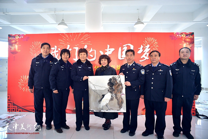 史玉、冯力、刘文清与干警们在慰问活动现场