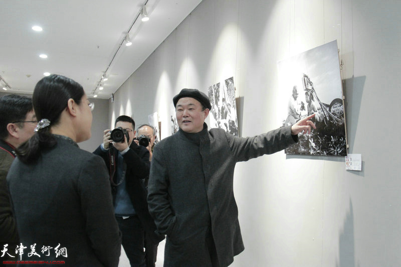 庆祝改革开放40周年天津-东丽·河南-商丘两地摄影展现场。