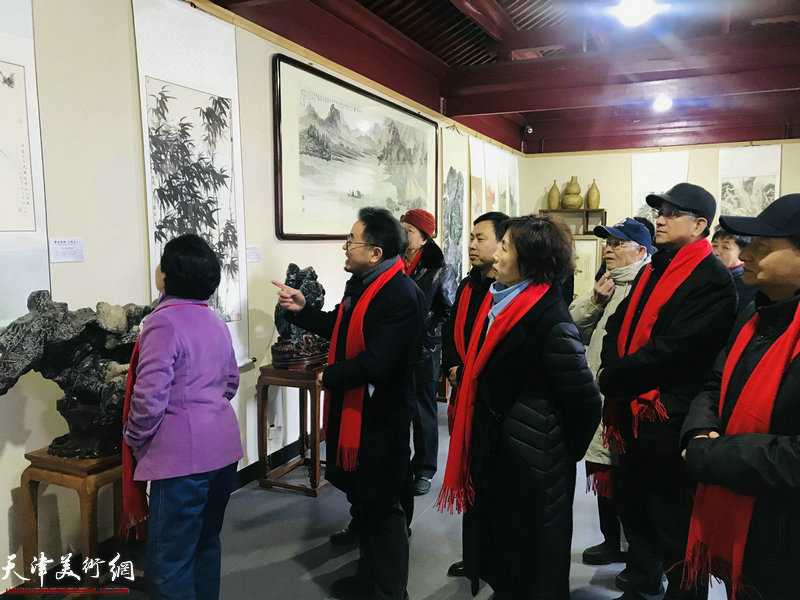 曹秀荣、齐成喜、方大开等一同参观书画展。