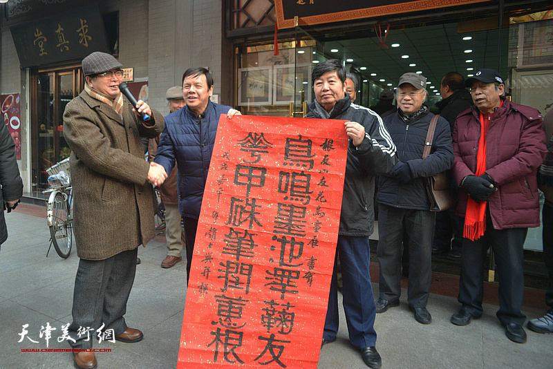 赵士英为画展书联致贺：“鸟鸣墨池泽蘜友，花甲朱笔润蕙根。”