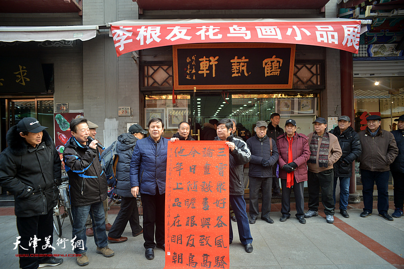 三实学堂同门、书法家彭英科赠书致贺：“三实众好各风骚，论画谈书兴致高。今日随瞻根友鸟，他年上品在明朝。”