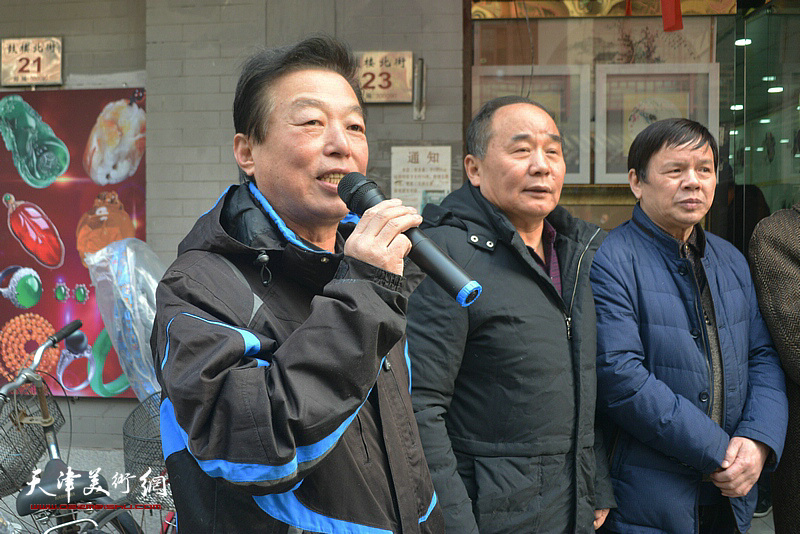 杨建国主持著名花鸟画家李根友花鸟小品展开幕式。