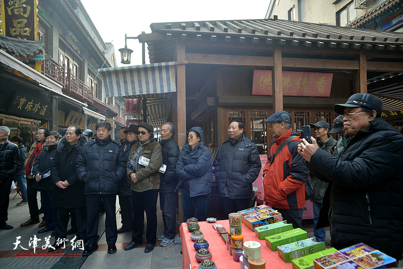 著名花鸟画家李根友花鸟小品展开幕式现场。