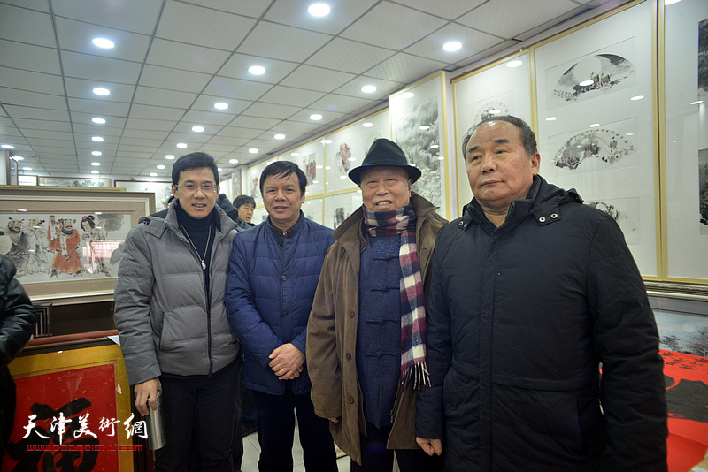 李根友与王俊生、李建华、李鹤在小品展现场。