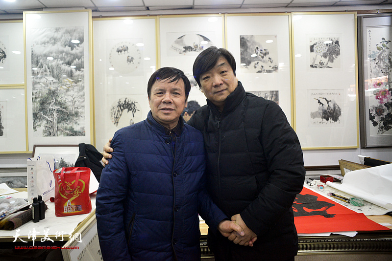 李根友与翟洪涛在小品展现场。