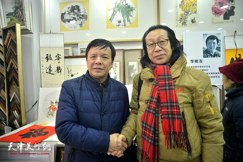 李根友与张葆东在小品展现场。