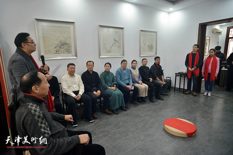 著名书法家鲁群先生收任伟斌、郑奕辰为弟子拜师仪式1月12日在观修文化举行。