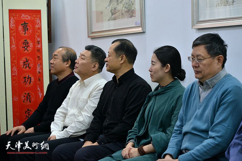 著名书法家鲁群先生收任伟斌、郑奕辰为弟子拜师仪式现场。