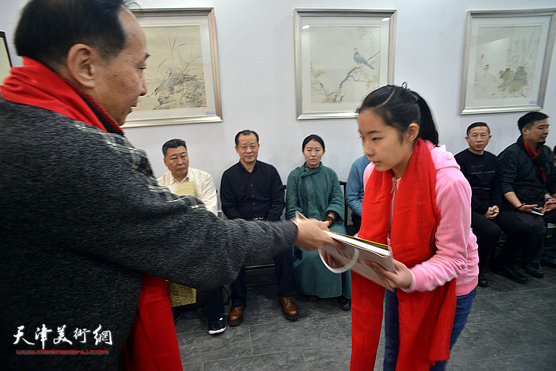 恩师鲁群先生向新弟子赠送书籍等学习用品。