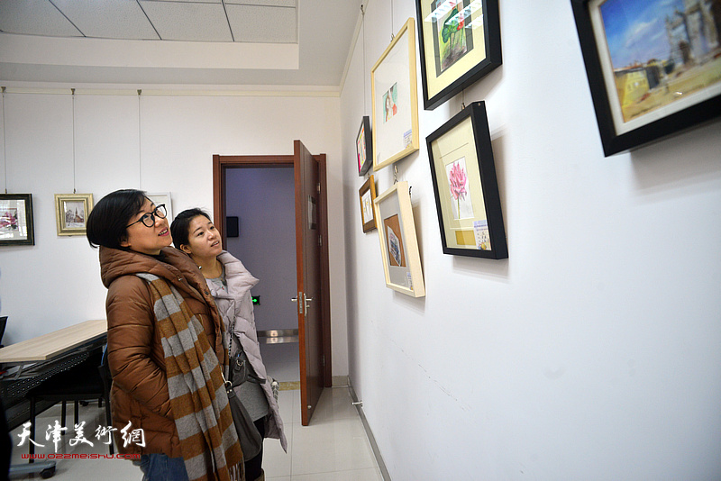 庆祝河西区教育中心成立30周年-首届河西区美术教师小幅水彩画展现场。
